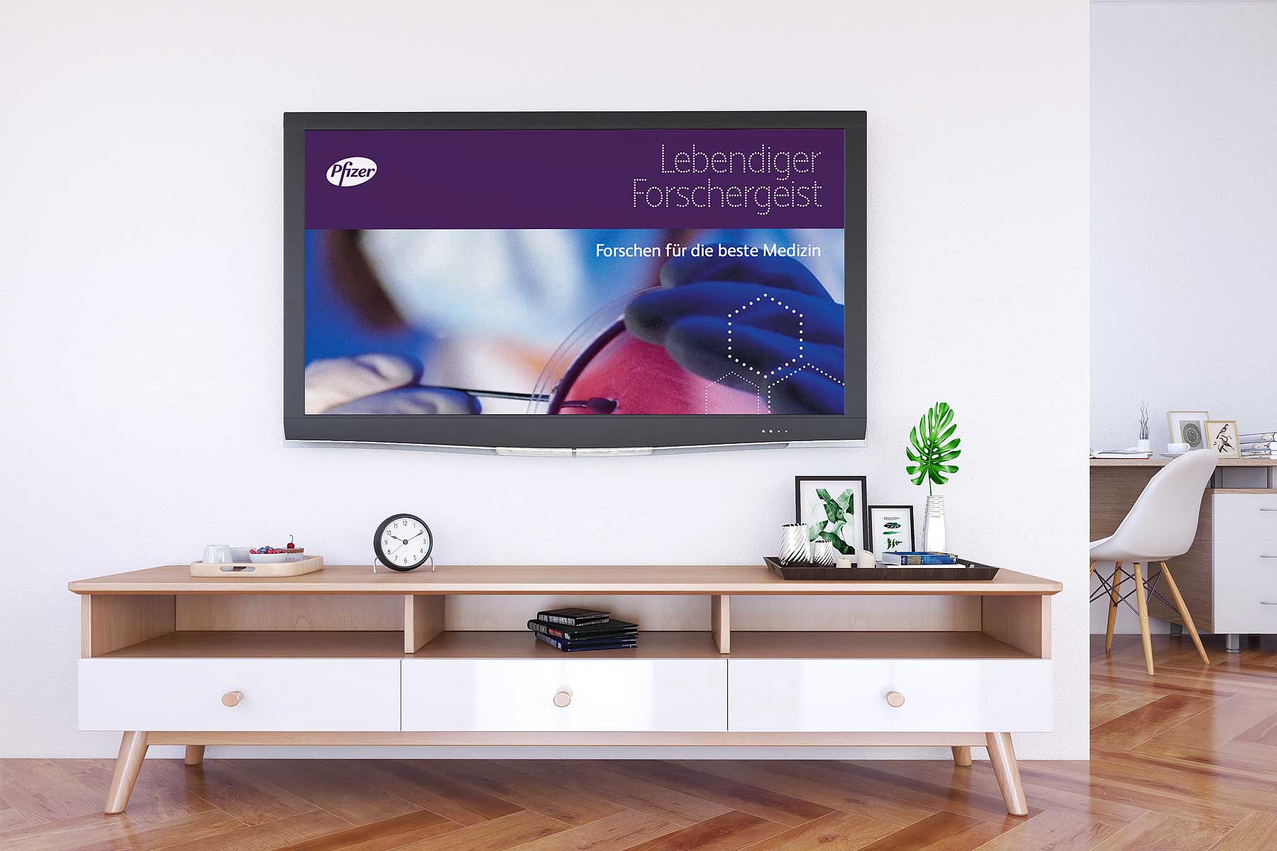 Montage Unternehmenspräsentation Pfizer Austria auf einem Fernseher in einem Wohnzimmer