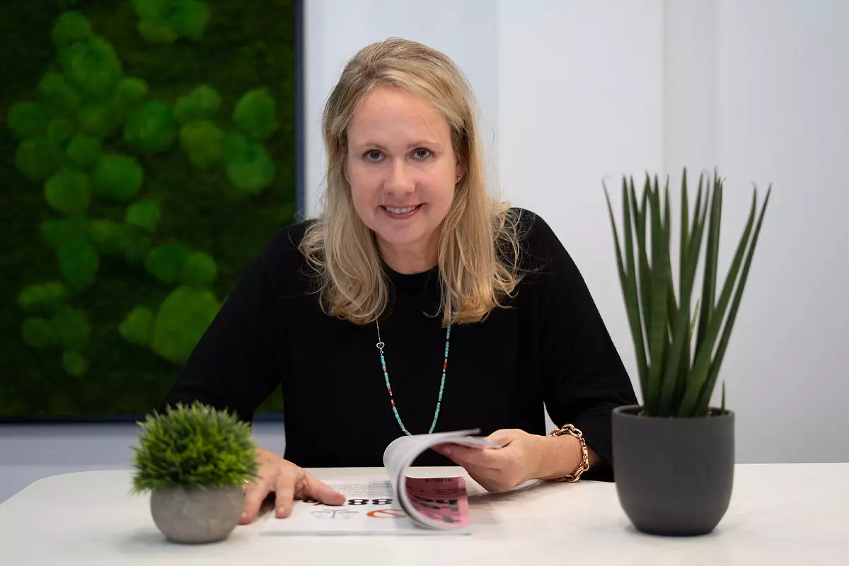 Michaela liest eine Zeitschrift am Hochtisch