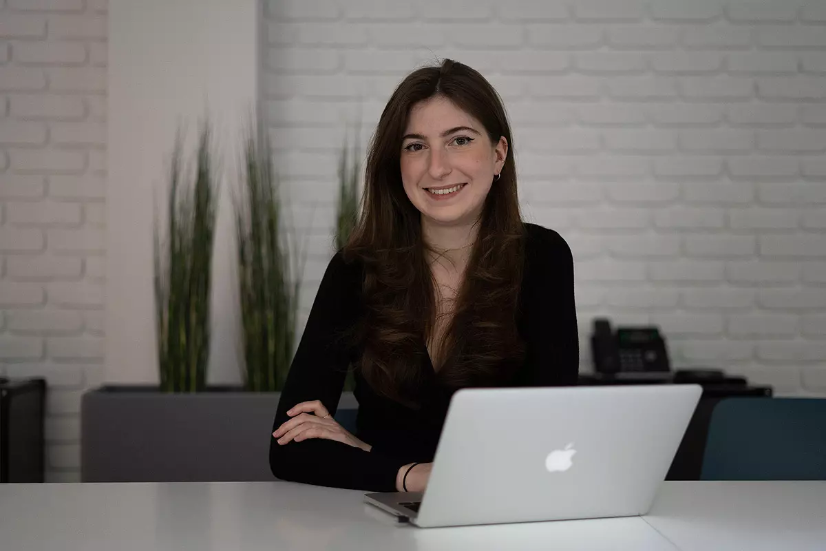 Katharina sitzend im Besprechungsraum